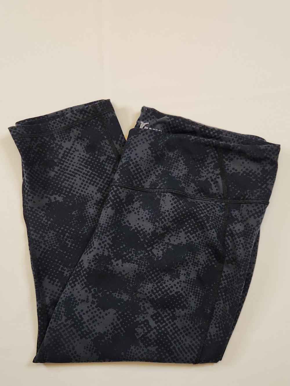 le: Old Navy Go-Dry Workout Capri Pants XL Black/Gray Geo